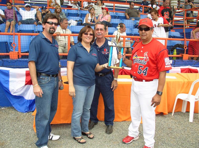 Recibe en la Inauguracion en Fajardo el Trofeo de Campeones 14U del Torneo Luis Rosa Baseball Classic 2009