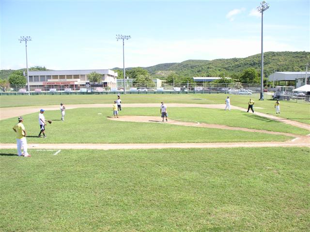 Esta foto nos deja ver las excelentes condiciones del terreno de juego. Felicitamos a las personas a cargo del mantenimiento del terreno de juego de este Estadio.