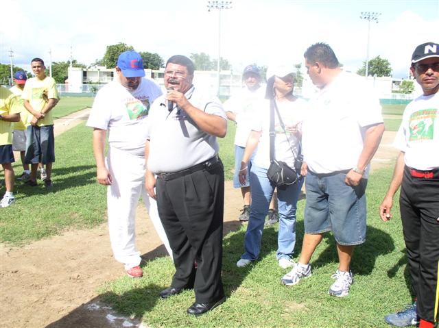 Se dirige al publico el Sr. Luis Alvarado "Presidente Estatal del Programa de la USSSA de Puerto Rico.
