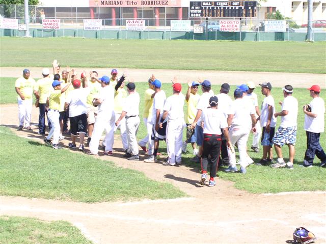 En el terreno de juego se realizaron juegos de Softball entre lo dirigentes, padres y con la participaci&oacute;n del Alcalde de Guanica el Hon. Martin Vargas Morales