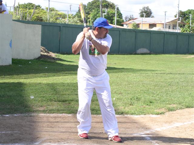 El Hon.Martin Vargas Morales consume su turno al bate.