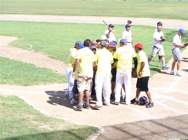 El equipo de padres realiza el tradicional fua antes del comienzo de juego. Luego de los varones se realizo un juego de softball femenino con la participaci&oacute;n de dirigente y coach de la liga. Felicitamos a "Maita" y a las madres que trabajan bien fuerte por la juventud de Guanica.